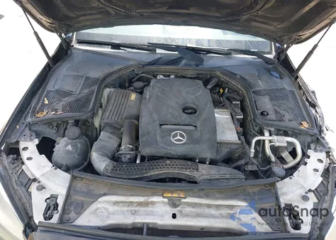 2016 Mercedes-Benz C 300 Luxury/Sport z USA, uszkodzony, nr VIN 55SWF4JB9GU169458